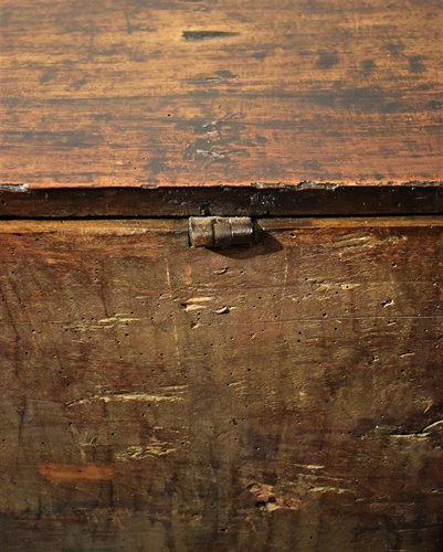 Noble chest in carved and inlaid walnut.